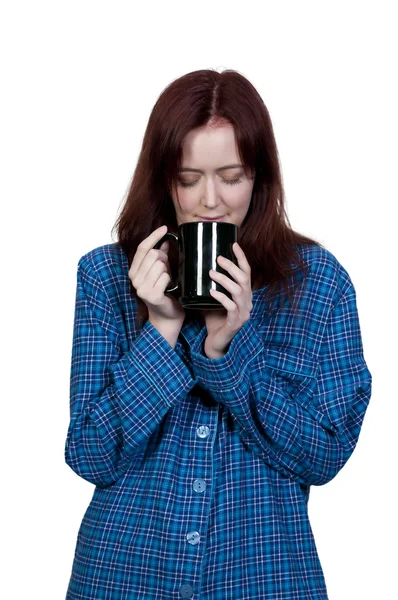 Frau trinkt Kaffee — Stockfoto