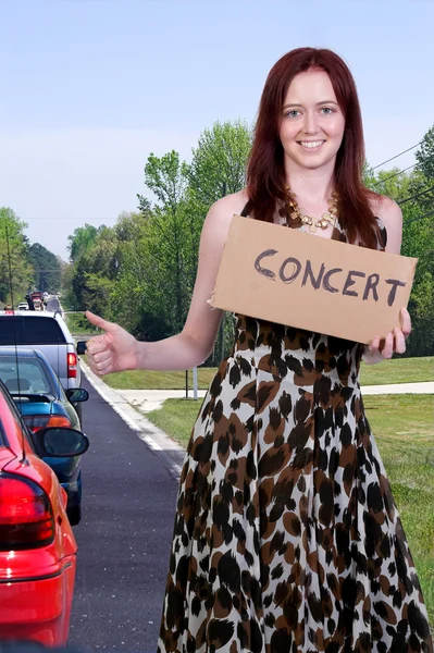 Nő autostop koncert — Stock Fotó