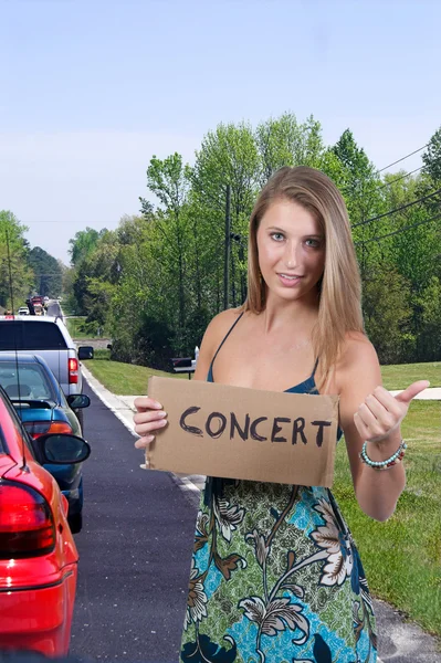 Femme attelage Randonnée à un concert — Photo