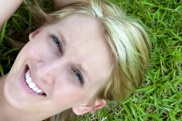 Krásná žena v trávě — Stock fotografie