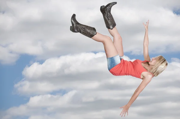 Kvinna som flyger genom skyn — Stockfoto