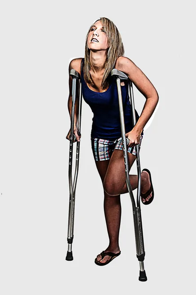 松葉杖を持つ女性は — ストック写真