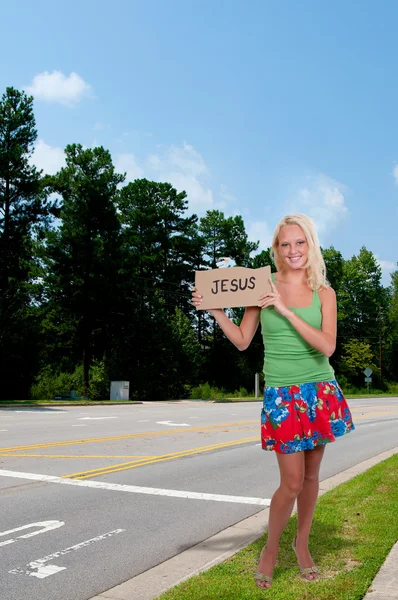 Mujer sosteniendo el signo de Jesús — Foto de Stock