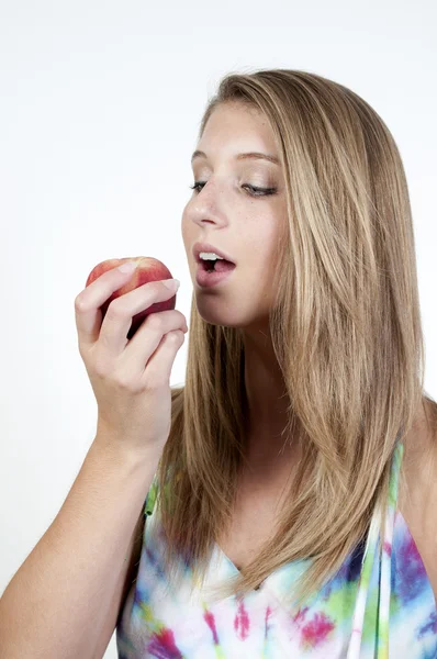 Egy nő almát eszik. — Stock Fotó