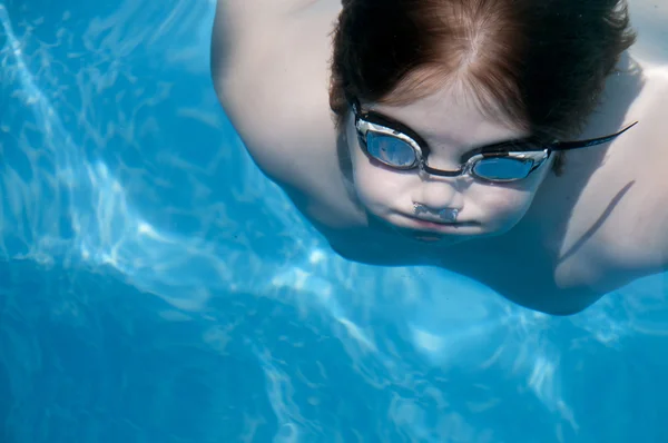 Мальчик плавание — стоковое фото