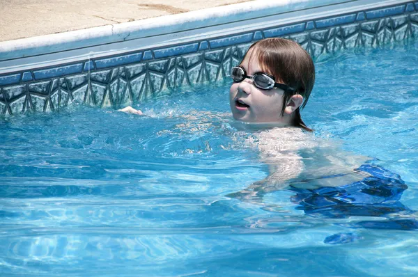 Αγόρι κολύμπι — Φωτογραφία Αρχείου