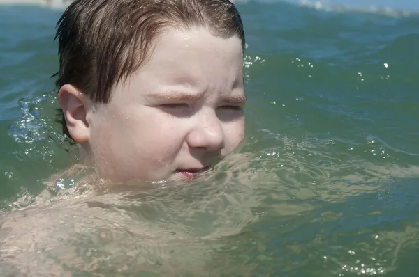 男孩游泳 — 图库照片