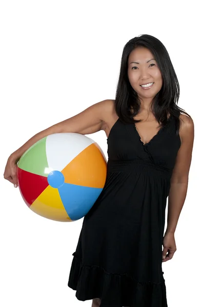Aziatische vrouw bedrijf beachball — Stockfoto