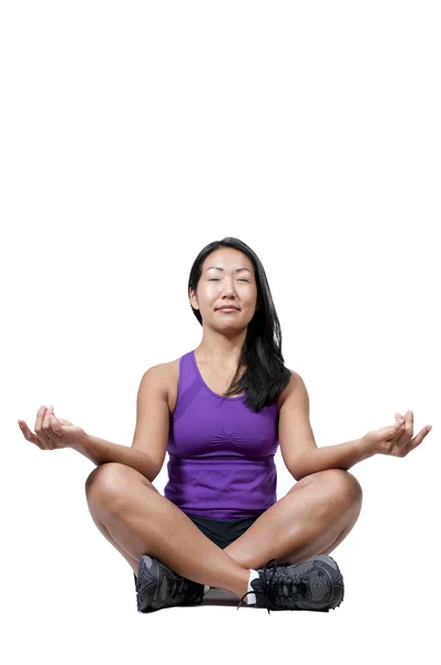 Asyalı kadın yoga yaparken — Stok fotoğraf