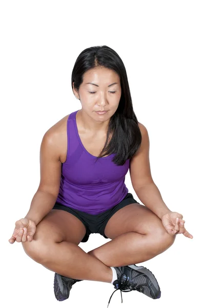 Asyalı kadın yoga yaparken — Stok fotoğraf