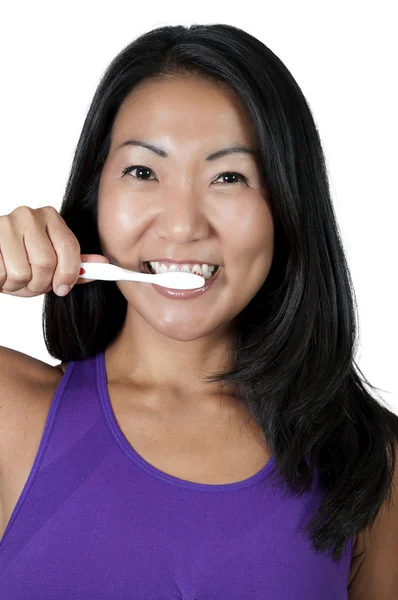 Krásná asijská žena čištění zubů — Stock fotografie