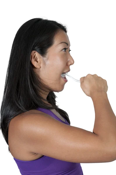 美しいアジアの女性の歯を磨く — ストック写真