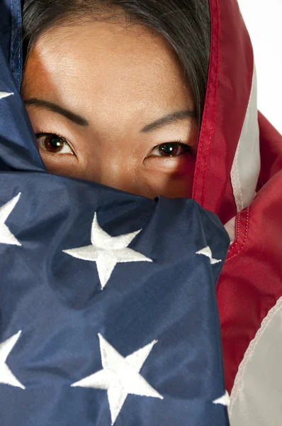 Arabische vrouw gewikkeld in vlag — Stockfoto
