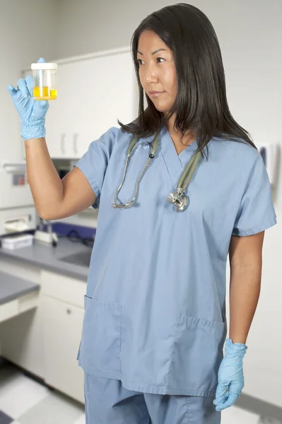 Médico mulher com amostra de urina — Fotografia de Stock