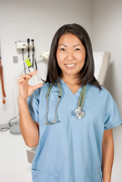 Médico fêmea com seringa — Fotografia de Stock