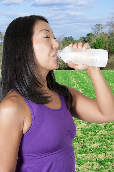 Mulher asiática bebendo — Fotografia de Stock