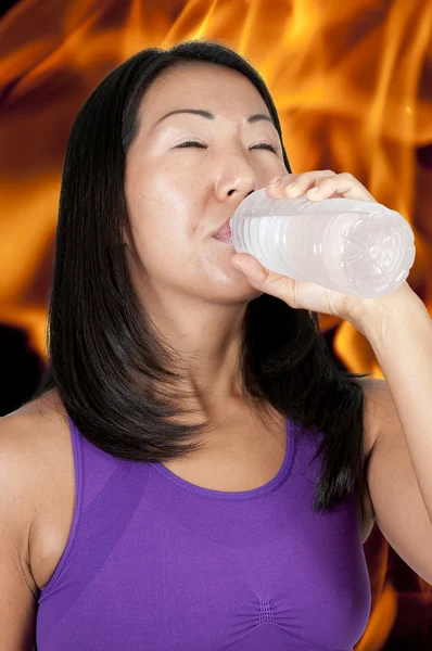 Азіатський жінка, пити — стокове фото