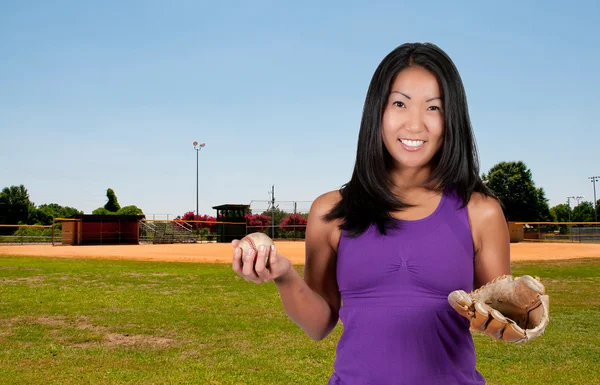 Mulher asiática jogador de beisebol — Fotografia de Stock