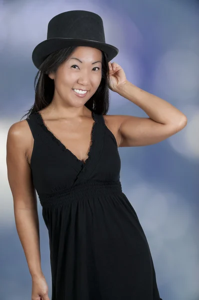 Ασιατική γυναίκα φοράει ένα κορυφαίο καπέλο — Φωτογραφία Αρχείου
