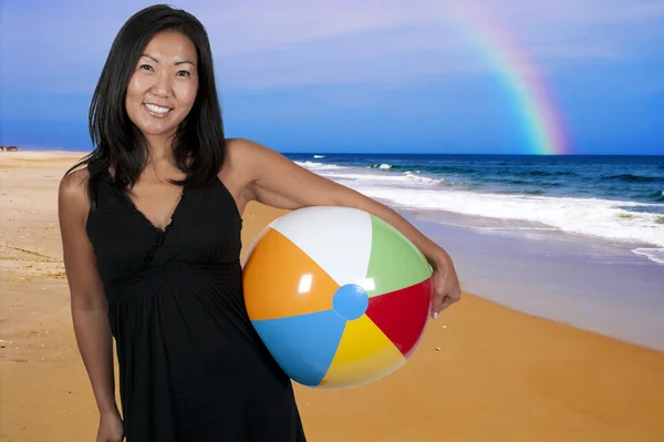 Beachball gospodarstwa azjatyckie kobiety — Zdjęcie stockowe