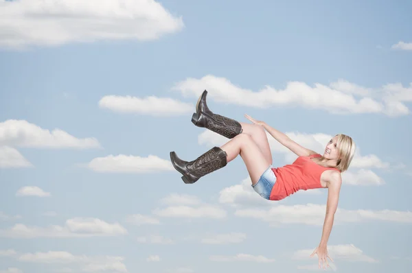 Frau stürzt durch den Himmel — Stockfoto