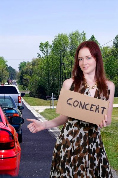 Vrouw hitch hiking naar een concert — Stockfoto