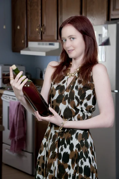 Kvinna med vin — Stockfoto