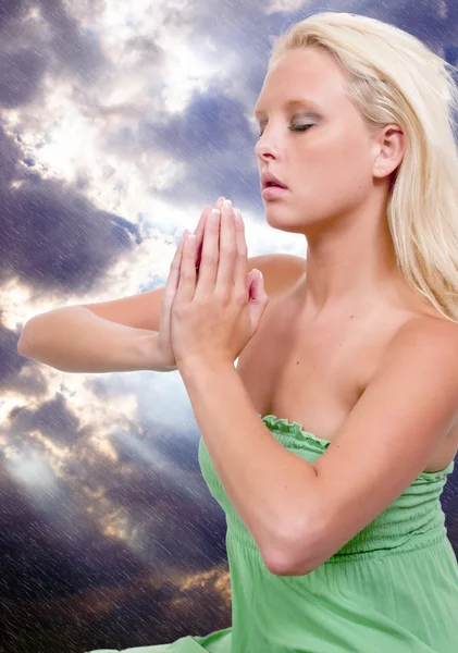 Kvinnan som ber — Stockfoto