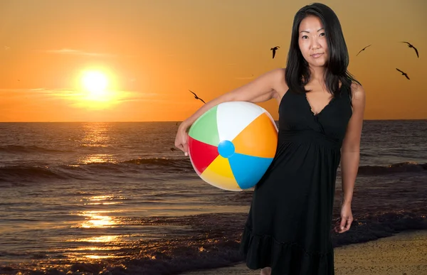 Asiatische Frau hält Beachball — Stockfoto