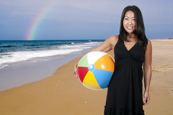 Ázsiai nő gazdaság strandlabda — Stock Fotó