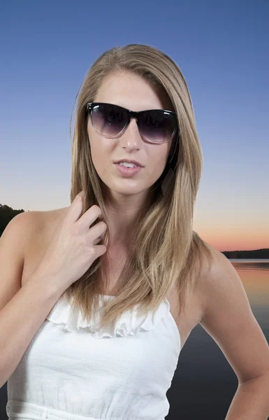 선글라스를 쓴 여자 — 스톡 사진