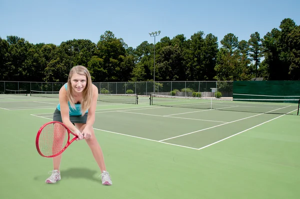 Женщина играет в теннис — стоковое фото