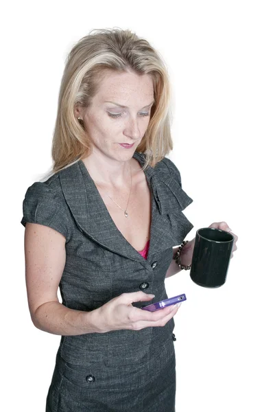 Hermosa mujer mensajes de texto con café — Foto de Stock