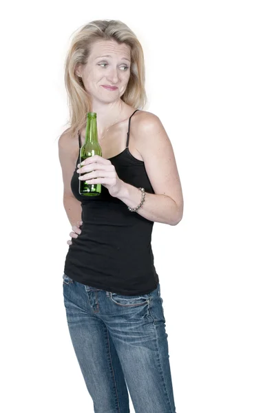 Mujer bebiendo cerveza —  Fotos de Stock