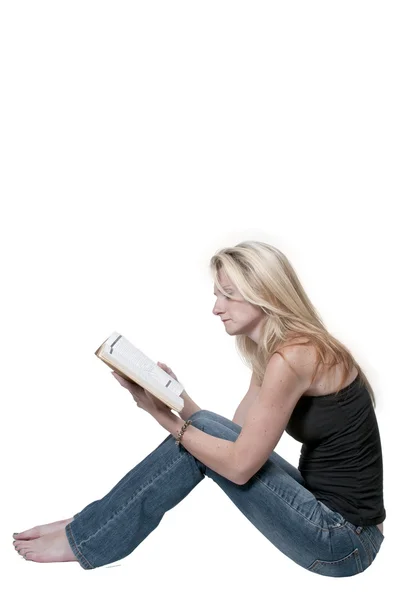 Een vrouw die een boek leest — Stockfoto