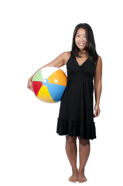 Asiatisk kvinna anläggning beachball — Stockfoto
