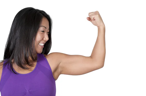 Asiática mujer flexing su músculos — Foto de Stock