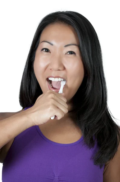 Hermosa mujer asiática cepillando dientes — Foto de Stock