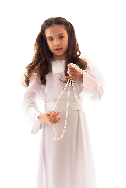Pequeno anjo com colar de pérolas retrato sobre fundo branco — Fotografia de Stock