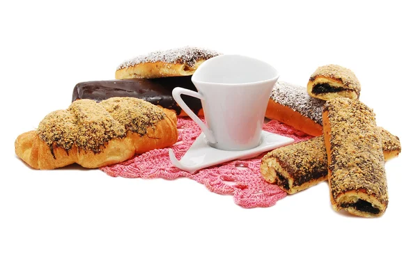 Чашка чаю і печиво на білому тлі — стокове фото
