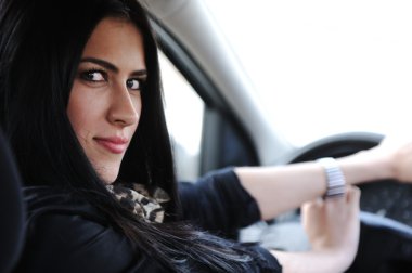 sürüş ve arabada oturan kadın