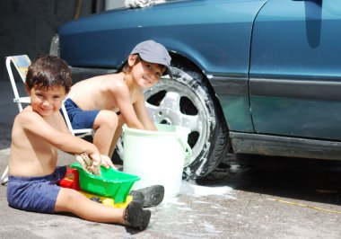 Arabayı çalmaya ve temizlik, yaz aylarında çocuklarda