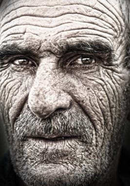 Yaşlı bir adamın yakın plan portresi, buruşuk yaşlı derisi, yüzü.