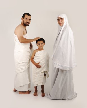 Beyaz geleneksel giysiler içinde Müslüman Hacı