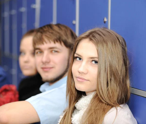 Groep van tieners, studenten aan het college — Stockfoto