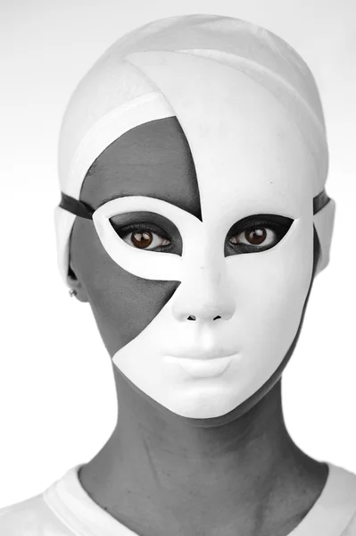 Πορτρέτο του μια όμορφη κοπέλα μαύρο με λευκή μάσκα — Φωτογραφία Αρχείου