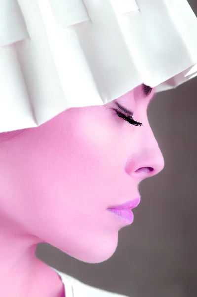 Close-up retrato de uma bela jovem com uma pele clara e rosada — Fotografia de Stock