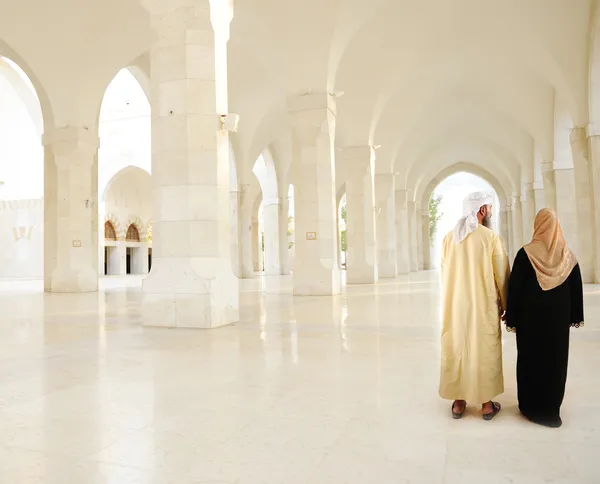 Pareja árabe musulmana interior, Mezquita blanca — Foto de Stock