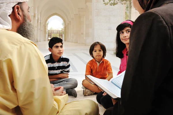 Edukacja grupa muzułmanów arabskich uczniów — Zdjęcie stockowe