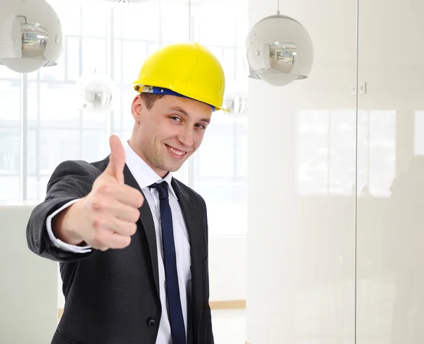 Úspěšný architekt s přilbou drží palec — Stock fotografie